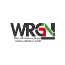 Das Logo zeigt in großen schwarzen Großbuchstaben den Schriftzug „WRG“, wobei der Buchstabe „G“ teilweise in den Farben Rot und Grün gestaltet ist. Die grüne Fläche verläuft schräg nach oben rechts und erinnert an einen stilisierten Pfeil. Unterhalb des Schriftzuges steht in schwarzer Schrift „Wirtschaftsförderung Region Göttingen Northeim GmbH“.&nbsp;&copy;&nbsp;WRGN