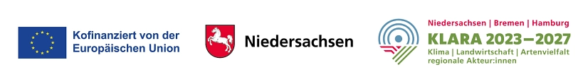 Logokombination Kofinanziert EU, Land Niedersachsen und KLARA Logokombination mit dreiElementen: Links das blaue Logo der Europäischen Union mit gelbem Sternenkreis und der Aufschrift „Kofinanziert von der Europäischen Union“ in blauer Schrift. Rechts daneben das niedersächsische Landeswappen mit einem weißen Pferd auf rotem Schild sowie der Schriftzug „Niedersachsen“ in schwarzer Schrift. Rechts daneben: Logo des Projekts KLARA 2023–2027 mit den Themen Klima, Landwirtschaft und Artenvielfalt. Oben stehen die Namen der beteiligten Bundesländer „Niedersachsen | Bremen | Hamburg“ in roter Schrift. Darunter ist „KLARA 2023–2027“ in großer, grüner Schrift geschrieben. Die Projektinhalte „Klima | Landwirtschaft | Artenvielfalt | regionale Akteur:innen“ sind in grüner Schrift darunter aufgeführt. Links befindet sich ein stilisiertes Symbol mit blauen konzentrischen Kreisen, roten Elementen und grünen Linien, das eine Verbindung zwischen Natur, Landschaft und Landwirtschaft visualisiert.
Die Kombination weist auf eine gemeinsame Finanzierung durch die Europäische Union und das Land Niedersachsen sowie KLARA hin. © Landkreis Northeim