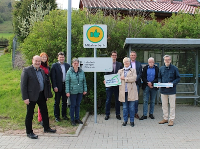 Zu sehen ist die Projektgruppe der Mitfahrerbänke bestehen aus BürgermeisterInnen, VerwaltungsmitarbeiterInnen, ehrenamtlich aktive und dem Amt für regionale Landesentwicklung (Bewilligungsstelle der LEADER-Fördermittel)&nbsp;&copy;&nbsp;Landkreis Northeim