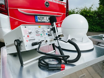 Auf dem Bild ist eine mobile Sirene zu sehen, die mit Hilfe eines Fahrzeugs dort zum Einsatz kommen kann, wo es keine oder nicht genug fest installierte Sirenen gibt, die die Bevölkerung im Ernstfall warnen können.&nbsp;&copy;&nbsp;Kreisfeuerwehr Northeim