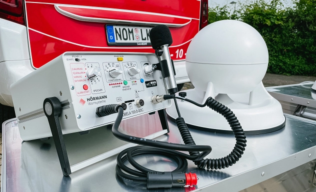 Auf dem Bild ist eine mobile Sirene zu sehen, die mit Hilfe eines Fahrzeugs dort zum Einsatz kommen kann, wo es keine oder nicht genug fest installierte Sirenen gibt, die die Bevölkerung im Ernstfall warnen können.