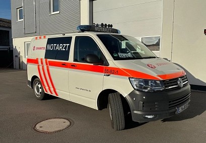 Zu sehen ist ein Notarzteinsatzfahrzeug vor einer Rettungswache.&nbsp;&copy;&nbsp;Landkreis Northeim