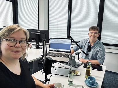 Podcast_Folge17_Selfie.jpeg Das Bild zeigt Frau Busse und Herrn Seehagen hinter den Kulissen der Podcast-Aufnahme © Landkreis Northeim