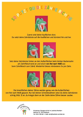 Zu sehen ist die Rückseite der Postmappe für Zahngesundheit. Darauf zeigt ein Plüschtier-Krokodil in einer Abfolge von fünf Fotos, wie man sich richtig die Zähne putzt.&nbsp;&copy;&nbsp;Landkreis Northeim