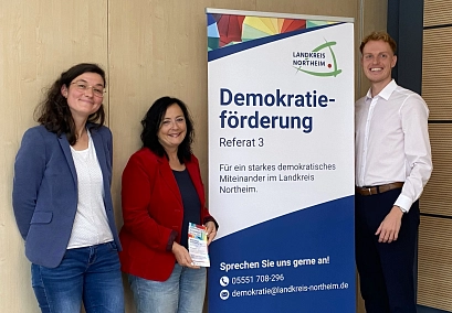 Zu sehen sind v.l.n.r. Dr Katharina Trittel (Projektkoordinatorin R3), Landrätin Astrid Klinkert-Kittel, ein Roll-Up mit dem Titel Referat 3 - Demokratieförderung und Christian Ulmitz, Leiter Referat 3.&nbsp;&copy;&nbsp;Landkreis Northeim