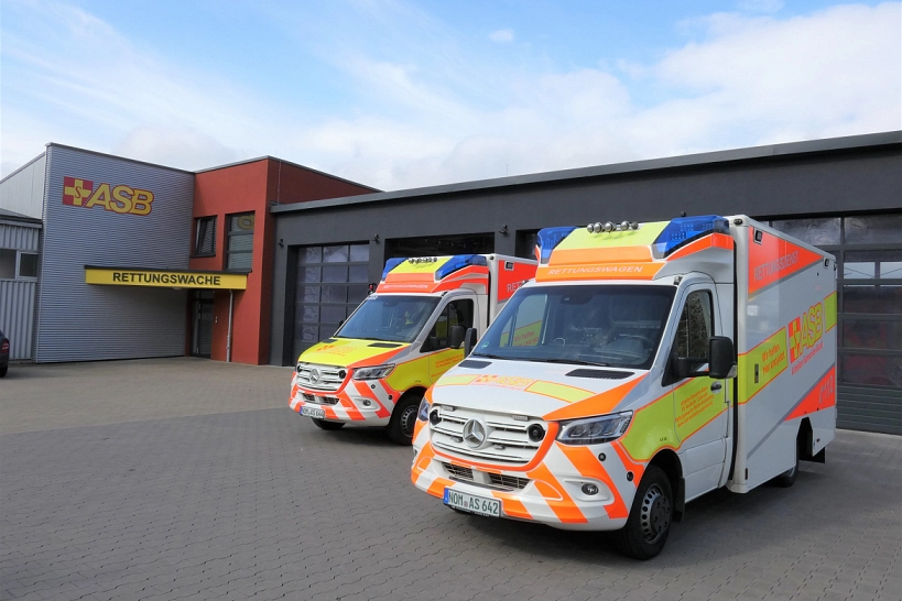 Rettungswache Nörten-Hardenberg ASB Das Bild zeigt zwei RTW vor einer Rettungswache © Landkreis Northeim