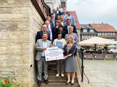 RGZ Förderbescheidübergabe 2023 Das Bild zeigt die Übergabe des Förderbescheids für das RGZ Bad Gandersheim ( erste Reihe v. l.): Dr. Andreas Philippi, Gesundheitsminister Niedersachsen, Landrätin Astrid Klinkert-Kittel, Bür-germeisterin Franziska Schwarz; (zweite Reihe v. l.) Prof. Wolfgang Brück, Sprecher des Vorstandes UMG, Corina Naujock, Geschäfts-führerin RGZ Bad Gandersheim, Geschäftsführung Kliniken der UMG, Frauke Heiligenstadt, Bundestags-abgeordnete; (dritte Reihe Mitte), Claudia Berger, Geschäftsführerin RGZ Bad Gandersheim, Landkreis Northeim. © Landkreis Northeim