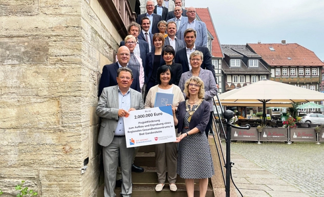 RGZ Förderbescheidübergabe 2023 Das Bild zeigt die Übergabe des Förderbescheids für das RGZ Bad Gandersheim ( erste Reihe v. l.): Dr. Andreas Philippi, Gesundheitsminister Niedersachsen, Landrätin Astrid Klinkert-Kittel, Bür-germeisterin Franziska Schwarz; (zweite Reihe v. l.) Prof. Wolfgang Brück, Sprecher des Vorstandes UMG, Corina Naujock, Geschäfts-führerin RGZ Bad Gandersheim, Geschäftsführung Kliniken der UMG, Frauke Heiligenstadt, Bundestags-abgeordnete; (dritte Reihe Mitte), Claudia Berger, Geschäftsführerin RGZ Bad Gandersheim, Landkreis Northeim.