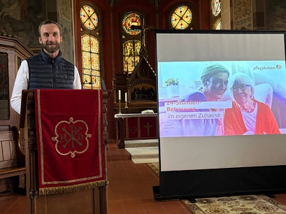 SaschaThiel Geschäftsführer der 24Stunden-Pflege "Pflegehelden" hält einen Vortrag in einer Kirche.&nbsp;&copy;&nbsp;Landkreis Northeim