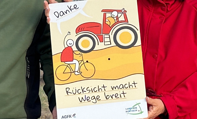 Schild Rücksicht macht Wege breit Zu sehen ist ein Schild auf dem ein Radfahrer und ein Trecker gemalt ist darunter steht "Rücksicht macht Wege breit"