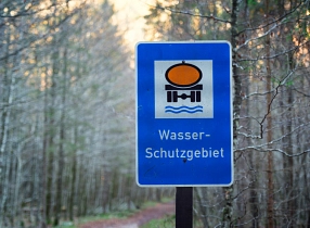 Im Vordergrund ist das offizielle Schild "Wasserschutzgebiet" zu sehen, im Hintergrund ein winterlicher Wald.&nbsp;&copy;&nbsp;canva