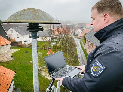 Sirenenalarm Sascha Böker, technischer Mitarbeiter der Feuerwehrtechnischen Zentralen des Landkreises Northeim, beim Kontrollieren einer Sirene. © Konstantin Mennecke