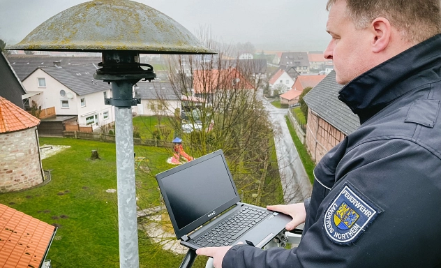 Sascha Böker, technischer Mitarbeiter der Feuerwehrtechnischen Zentralen des Landkreises Northeim, beim Kontrollieren einer Sirene.