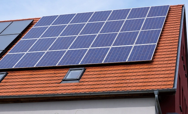 Solar Dach Zu sehen ist das Dach eines Hauses, auf dem mehrere Solarzellen Installiert sind.