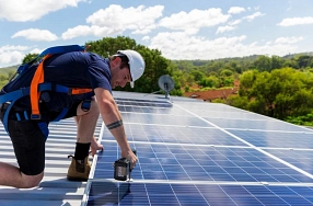 Ein Installateur installiert Solaranlagen auf dem Dach&nbsp;&copy;&nbsp;canva