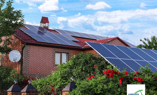 Zu sehen sind Solarlemente auf einem Einfamilienhaus aus rotem Backstein