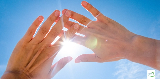 Zu sehen sind zwei Hände die die gleißende Sonne abschirmen.