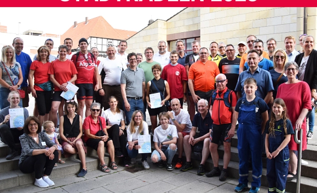 STADTRADELN 2023 Das Bild zeigt ein Gruppenfoto der Sieger-Teams vom STADTRADELN 2023