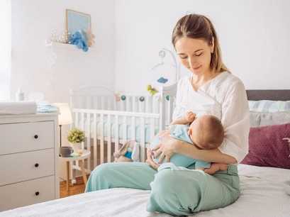 Symbolbild: Eine Mutter stillt ihr Baby&nbsp;&copy;&nbsp;canva