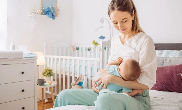 Symbolbild: Eine Mutter stillt ihr Baby