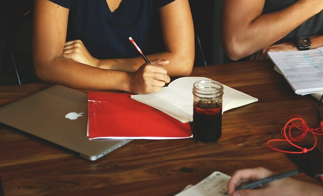 Team, Mitarbeiter, Weiterbildung, Brainstorming Symbolbild: Menschen lernen gemeinsam