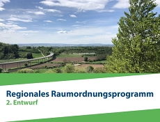 Titelbild Zweiter Entwurf des Regionalen Raumordnungsprogramms Zu sehen ist eine Landschaft mit grünen Feldern, Bäumen und einer Brücke, die sich durch das Tal schlängelt. Im Hintergrund ist ein bewaldeter Hügel mit dem Schriftzug „SALZDERHELDEN“ zu sehen. Der Himmel ist blau mit vereinzelten weißen Wolken. Im Vordergrund überlagert eine Grafik mit grün-weißer Farbgestaltung das Bild, auf der „Regionales Raumordnungsprogramm – 2. Entwurf“ steht.