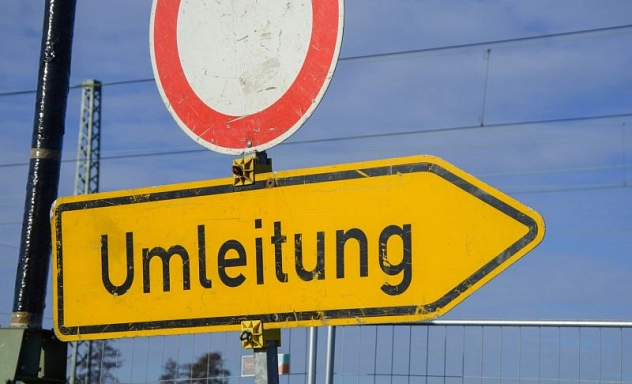 Umleitung, Sperrung, Baustelle, Verkehr Straßenschild mit Umleitungspfeil