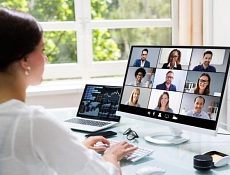Symboldbild: Eine Frau trifft verschiedene Menschen in einer Online-Videokonferenz