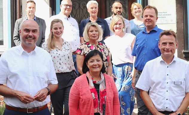 Vorstellung Servicepoint Gesundheit und Arbeit Zu sehen ist eine Gruppe von 12 Personen, die bei der Eröffnung des Service-Points Gesundheit und Arbeit des Jobcenters Landkreis Northeim anwesend waren. Zu sehen sind unter anderem Landrätin Astrid Klinkert-Kittel, Dezernent Harald Rode, Stefan Schäfer,