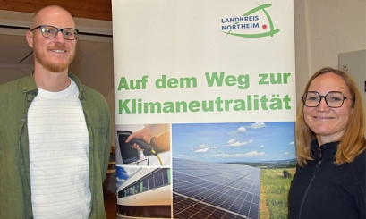 Zu sehen sind der Referent des Photovoltaik-Vortrages Janins Brünjes und die Klimaschutzmanagerin des Landkreises Northeim, Dr. Carolin Fornacon.&nbsp;&copy;&nbsp;Landkreis Northeim