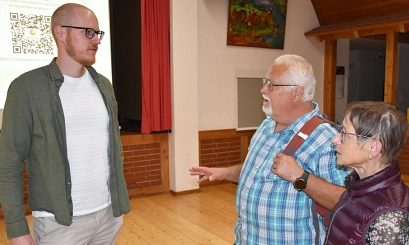 Zu sehen ist wie der Referent mit zwei Besucher*innen spricht.&nbsp;&copy;&nbsp;Landkreis Northeim