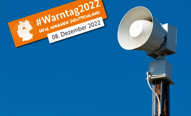 Das Symbolbild zeigt eine Sirene mit dem Logo zum Warntag 2022