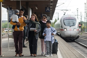 Das Bild zeigt eine ausländische Familie, welche am Bahnhof begrüßt wird. © Landkreis Northeim