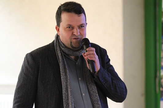 Dr. Ulrich Dewald von der Gesellschaft für angewandte Kommunalforschung mbH (GEFAK) aus Marburg hat die Ergebnisse der Unternehmensbefragung vorgestellt. Das Bild zeigt ihn bei seiner Präsentation